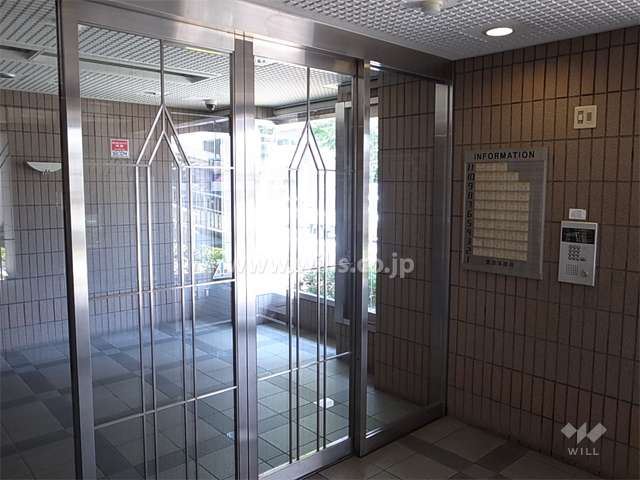 エントランスはオートロック付きです。