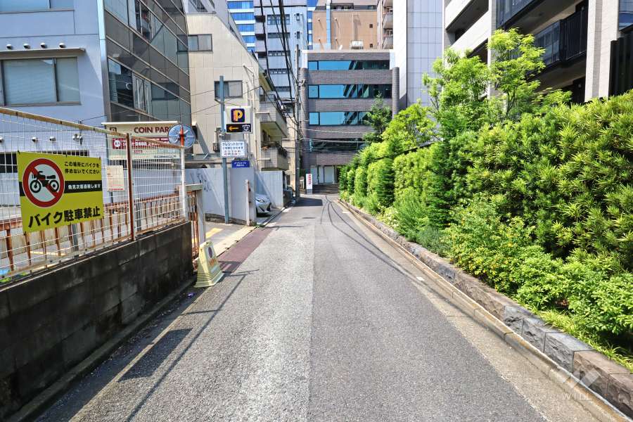 敷地西側の前面道路