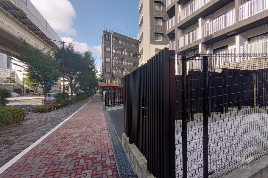 敷地西側の前面道路（南側から）