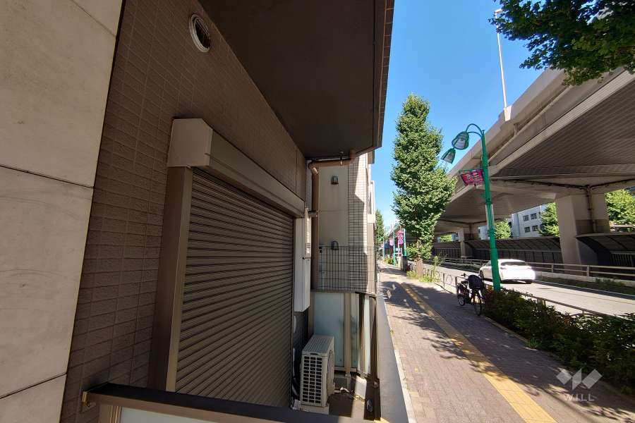 敷地南側の前面道路（西側から）