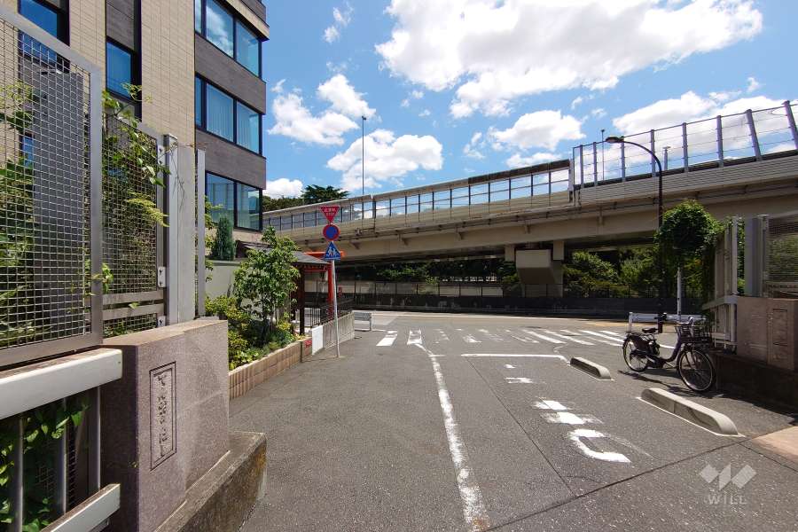 敷地南西側の前面道路（北西側から）