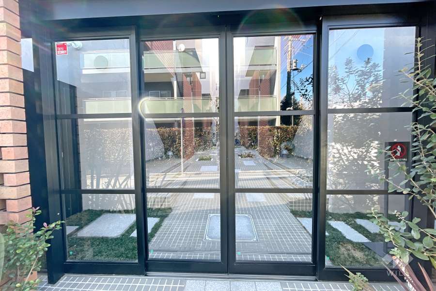 エントランスはオートロック付きです。