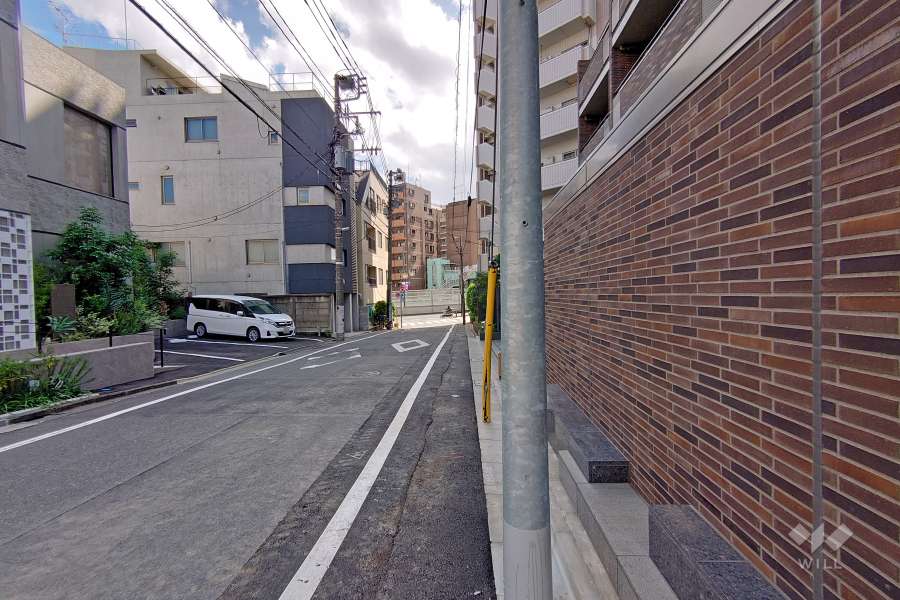 敷地北側の前面道路（西側から）