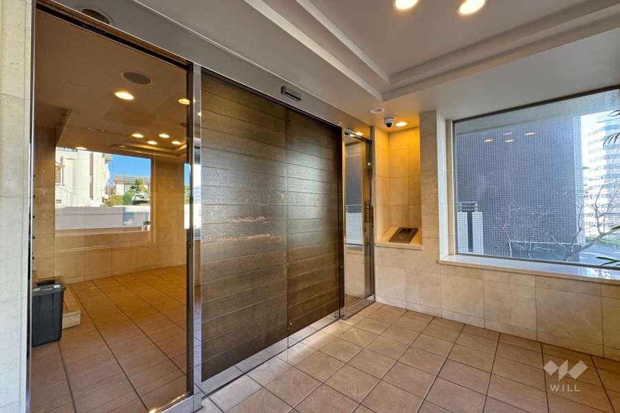 エントランスはオートロック付きです。