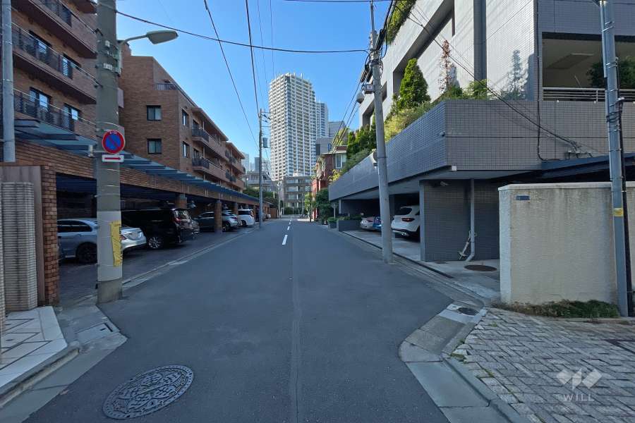 敷地北西側の前面道路（南側から）