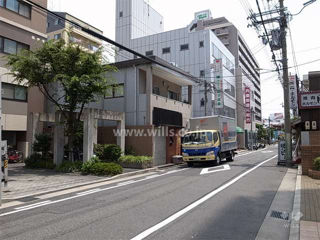 敷地南側の前面道路。周辺は住宅の他、店舗や事務所が混在しています。
