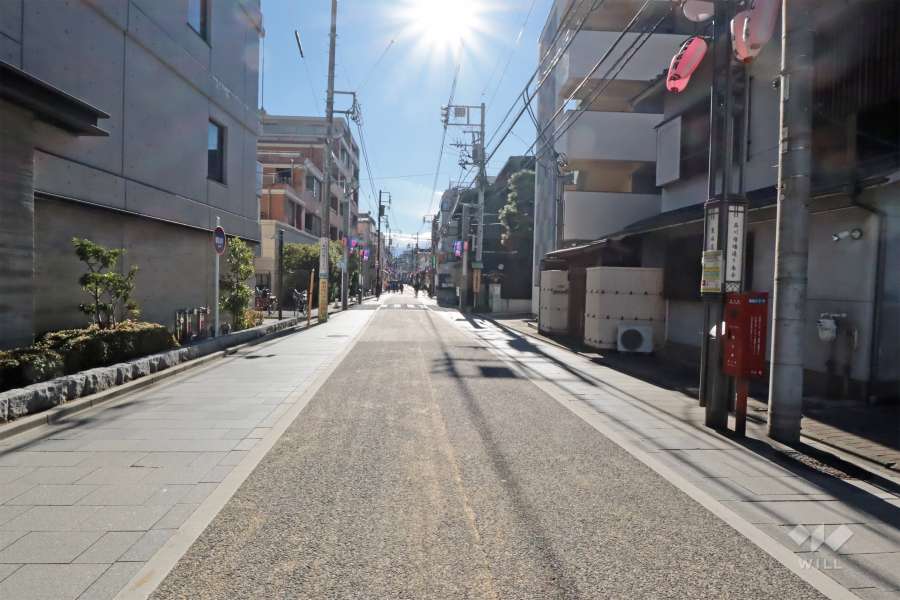 敷地東側の前面道路(北側から)