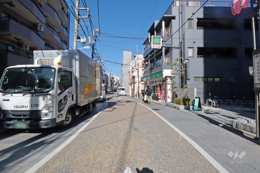 敷地東側の前面道路(南側から)