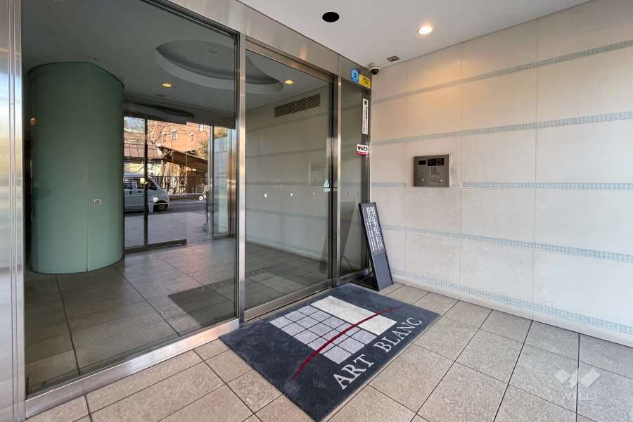 エントランスはオートロック付きです。