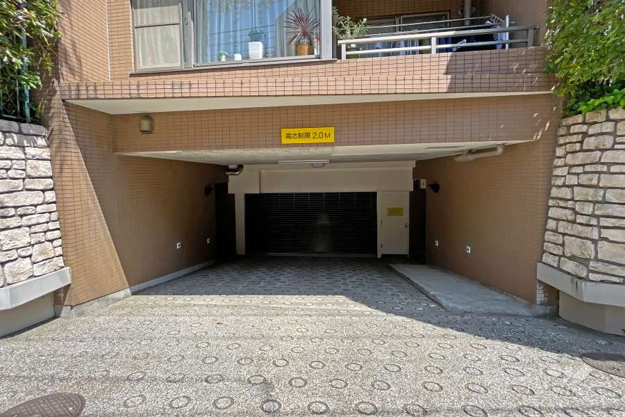 地下駐車場の出入り口（リングシャッター式）