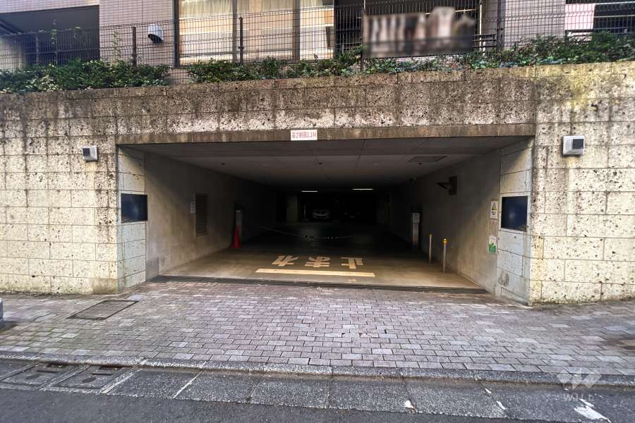 駐車場の出入り口（ロボットゲート付き）