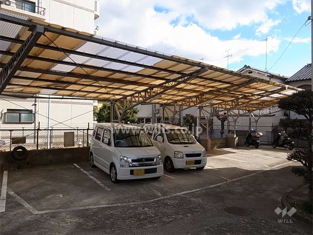 敷地内駐車場（屋根付き平面式）