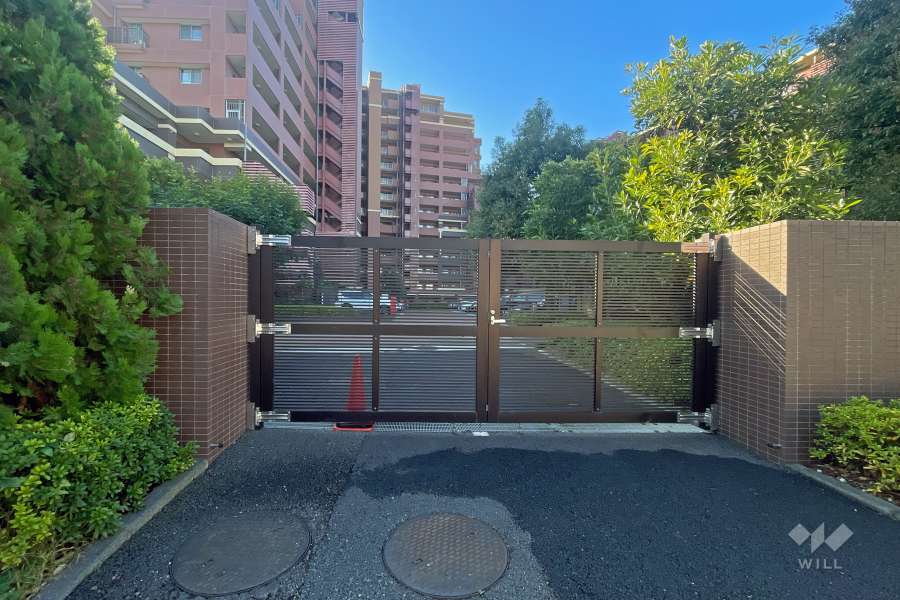 駐車場の出入り口（ゲート付き）