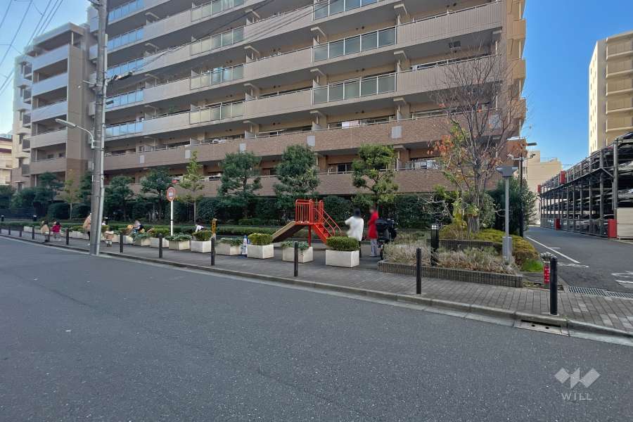 敷地に隣接する、遊具の設置された広場