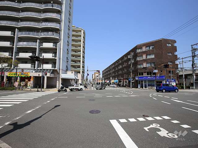 コーポ潮江の遠景。交通量のある交差点に面しています。