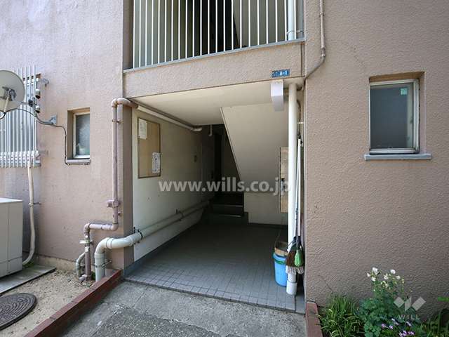 住戸出入り口（共用ポスト）