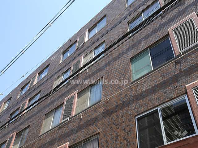 外壁はこげ茶の質感のあるタイル張り