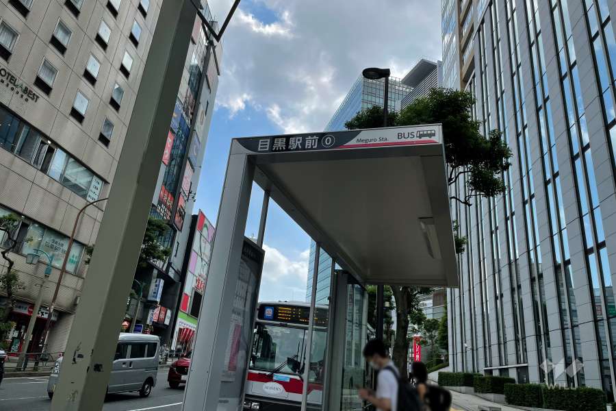 敷地に隣接するバス停