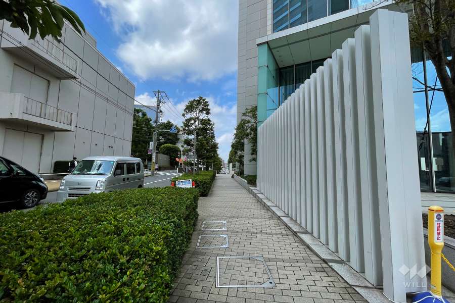 敷地南東側の前面道路（北東側から）