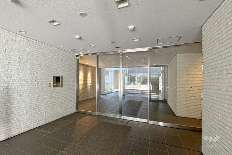 エントランスはオートロック付きです。