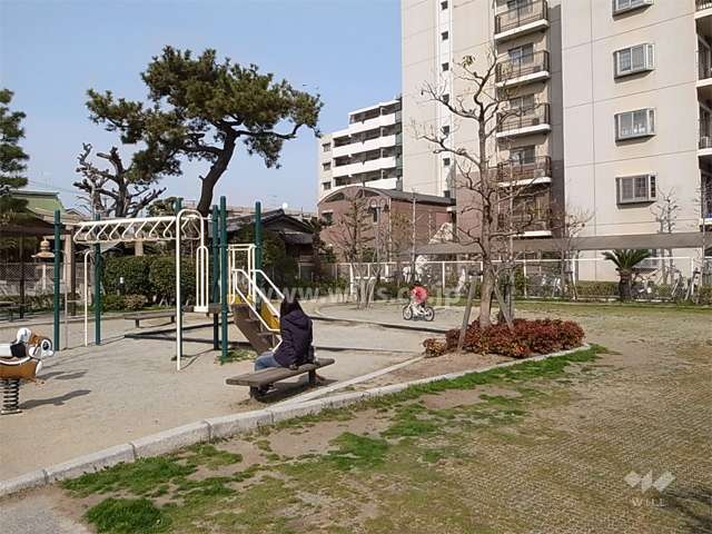 敷地の西側には隣接して公園があります。
