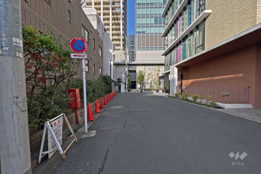 敷地北側の前面道路（東側から）