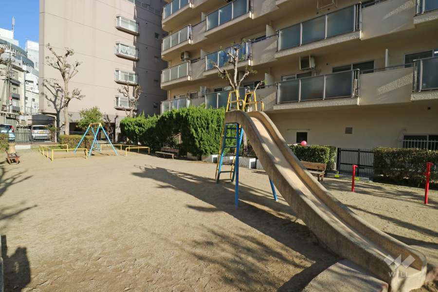 敷地に隣接して『湯本公園』があります。