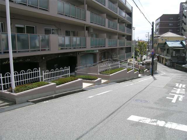 敷地南側の道路。1階部分に店舗が入っています。