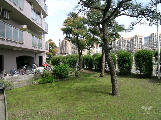 敷地北側にあるお庭。敷地北側には武庫川が流れています。