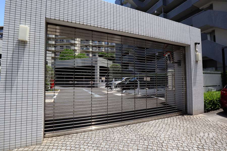 駐車場の出入り口＿（リングシャッター付き）