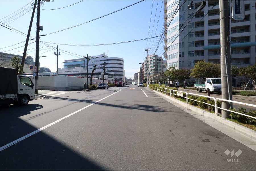 敷地南東側の前面道路(北東側から)