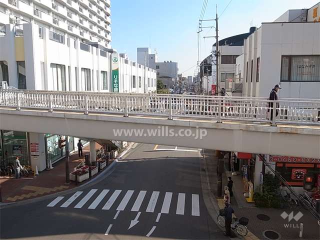 敷地南側のバス通り。周辺は駅前の商業地です。