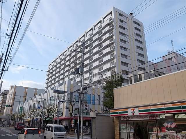 塚口さんさんタウンの外観（南西側から）　低層階には店舗が入っています。