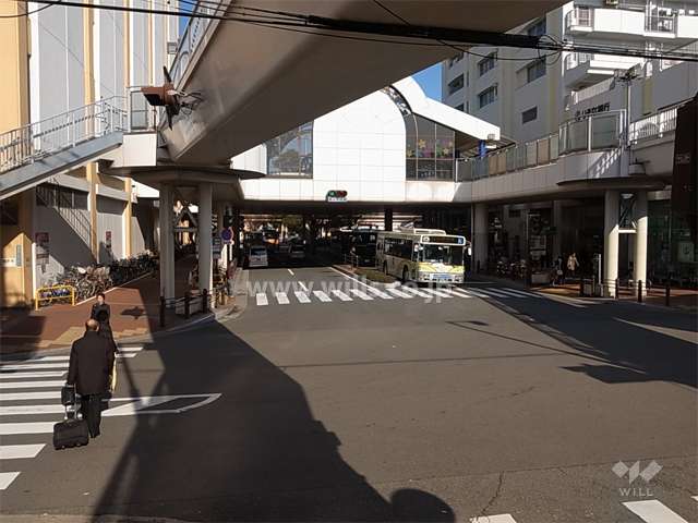 敷地のすぐ北側に阪急「塚口」駅があり、敷地はロータリーに面しています。