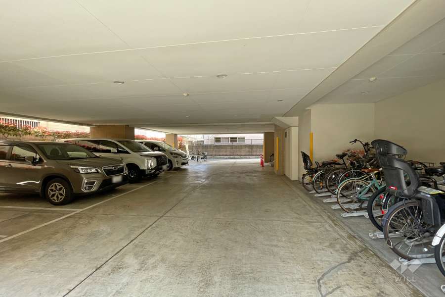 敷地内駐車場（屋内平面式）と駐輪場
