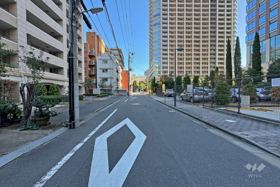 敷地南側の前面道路