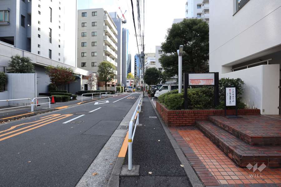 敷地北東側の前面道路(北西側から)