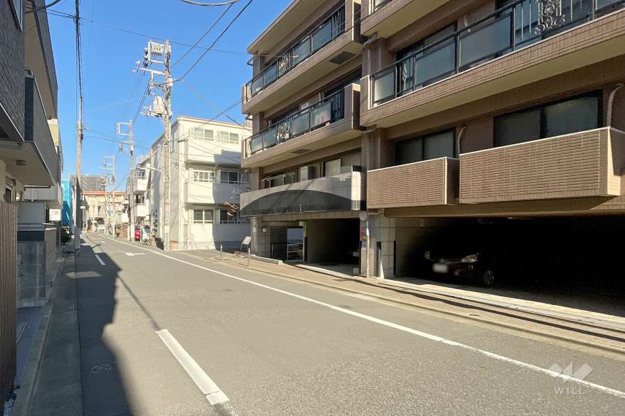 敷地西側の前面道路