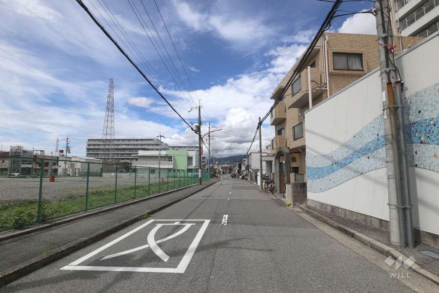 敷地南側の前面道路(東側から)