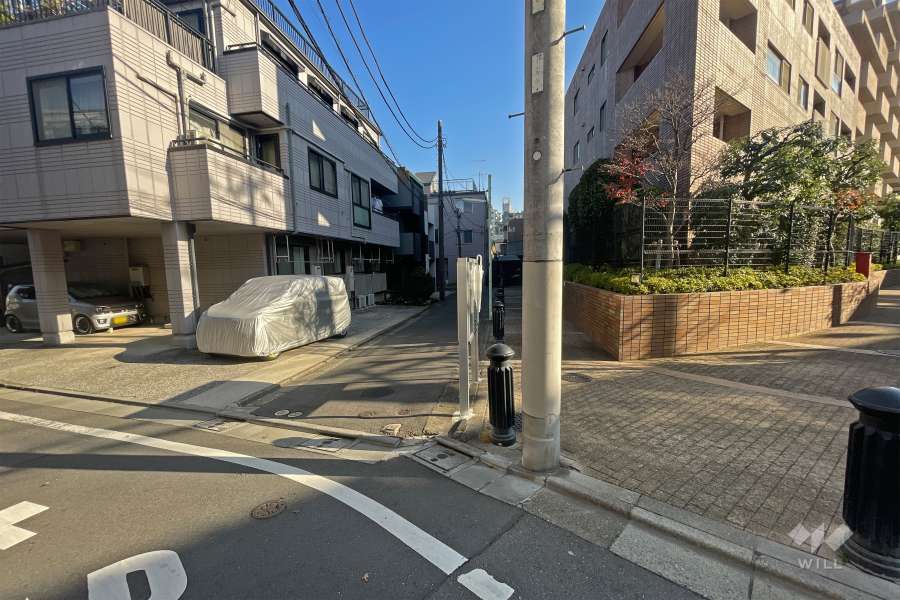 敷地北東側の前面道路（北西側から）