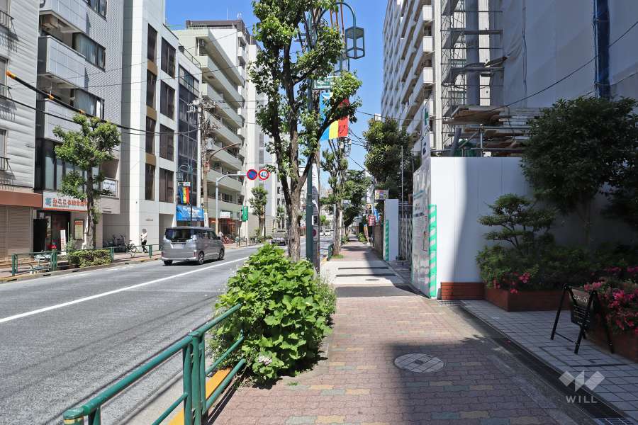 南西側前面道路は26号線通り（都道420号）です。