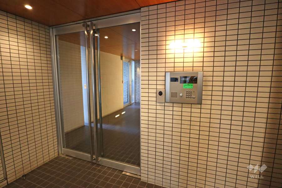エントランスはオートロック付きです。