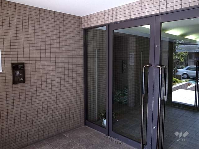 エントランスはオートロック付きです。