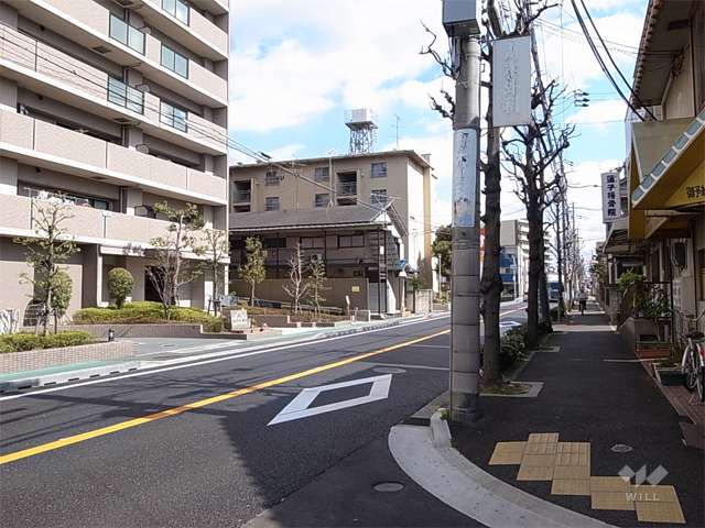 敷地の南側は二車線のバス通りに面しています。