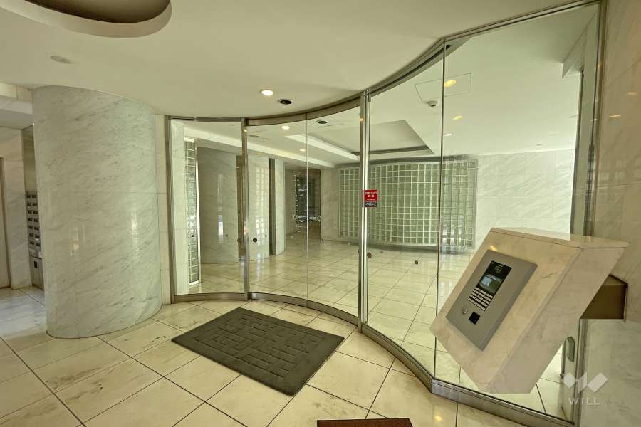 エントランスはオートロック付きです。