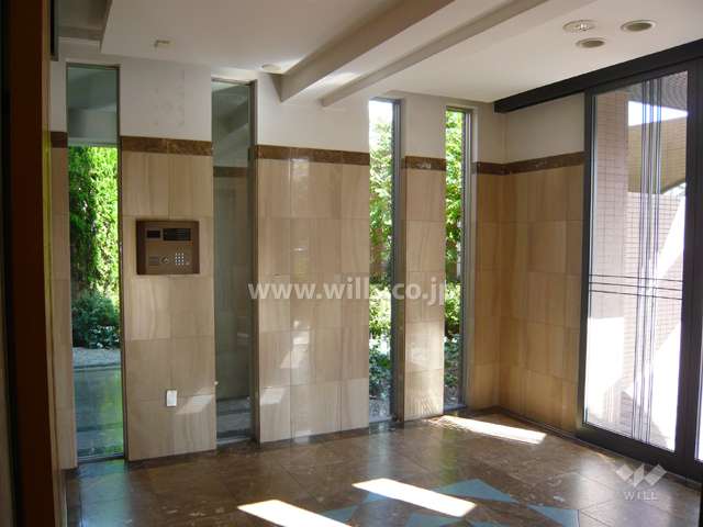 エントランスホール。オートロック付きです。