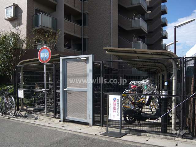 駐輪場（入り口に扉付き）