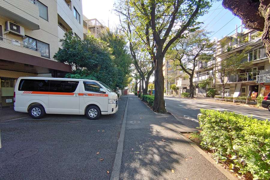 敷地北西側の前面道路