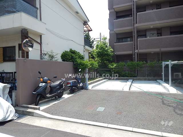 駐車場とバイク置場
