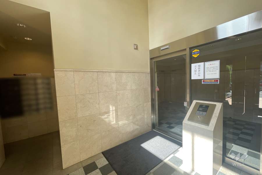 エントランスはオートロック付きです。